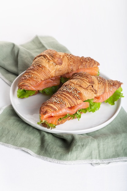 Croissantsandwich met zalm en slablaadjes