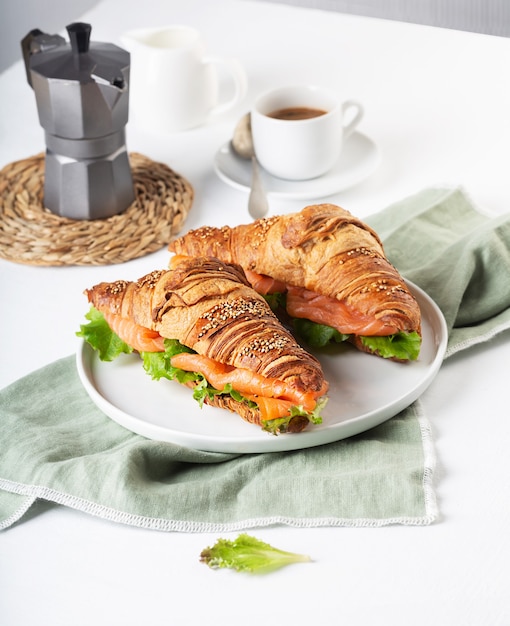 Croissantsandwich met zalm en slablaadjes