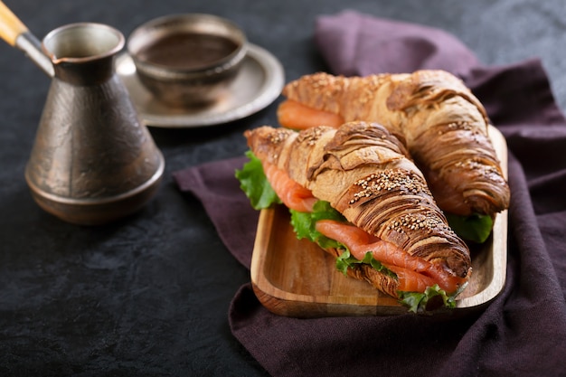 Croissantsandwich met zalm en slablaadjes