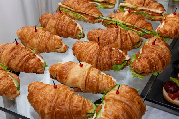 Croissantsandwich op de buffettafel. Catering voor zakelijke bijeenkomsten, evenementen en feesten.