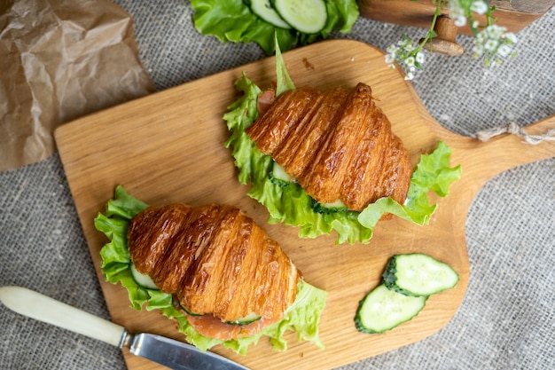 Croissantsandwiches op houten bord