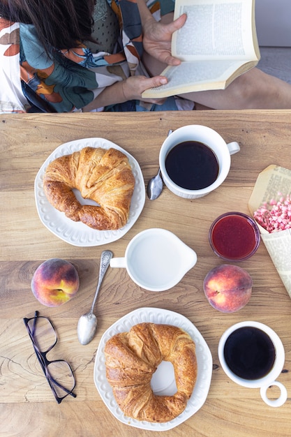 Croissantskoffie en vers fruit bij het ontbijt