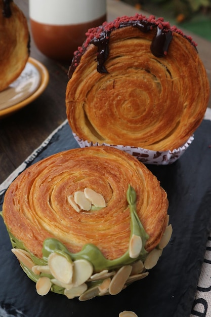 Foto crombolini con matcha e cioccolato su un vassoio di pietra