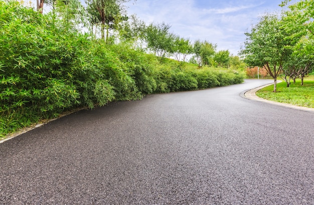 Photo a crooked road in a mountainous area