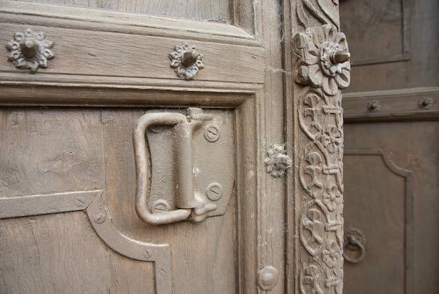 오래된 아랍 기원의 자르기 전통적인 곡선 디테일이 있는 집 입구 개방형 나무 이중 문에 거미줄이 있는 세련된 빈티지 요소