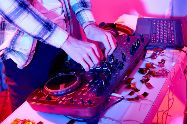 Crop dj mixaggio su console