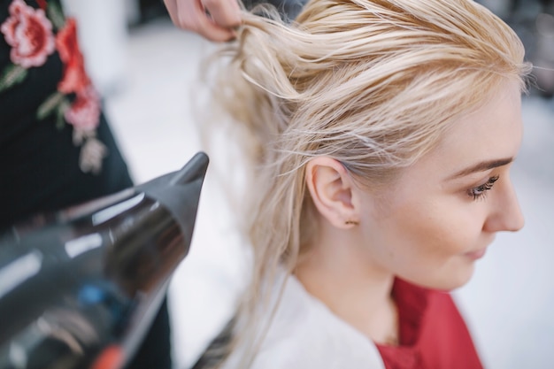 Crop hairstylist usando l'essiccatore