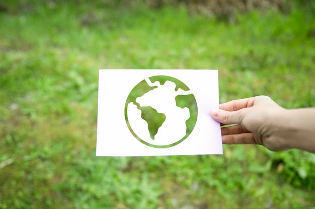 Foto ritaglia la mano che tiene il simbolo della terra