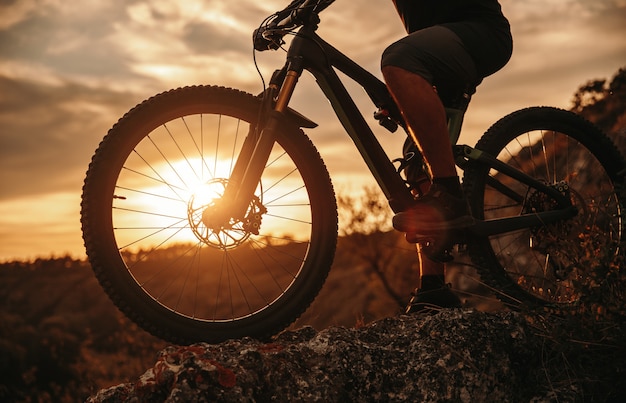 Photo crop man riding bicycle at sunset