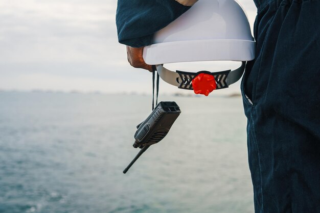 Photo crop maritime worker admiring sea