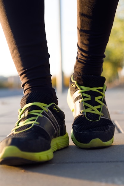 Foto crop uomini gambe in scarpe da ginnastica