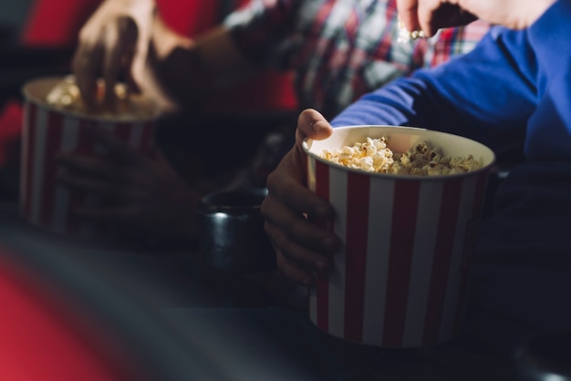 Foto raccogli le persone che mangiano popcorn al cinema