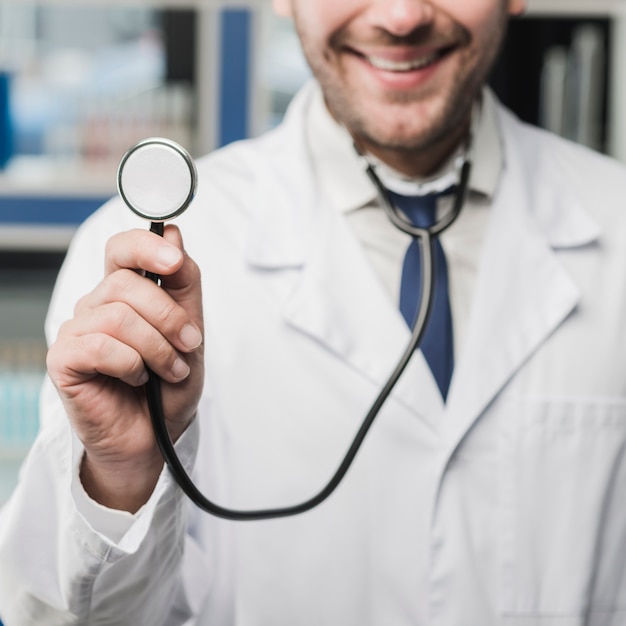 Foto raccolga l'udienza sorridente del medico con lo stetoscopio