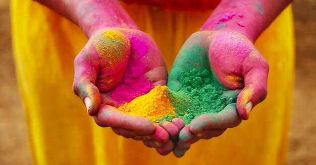 Foto veduta del raccolto a mano con polvere colorata per la festa indiana di holi