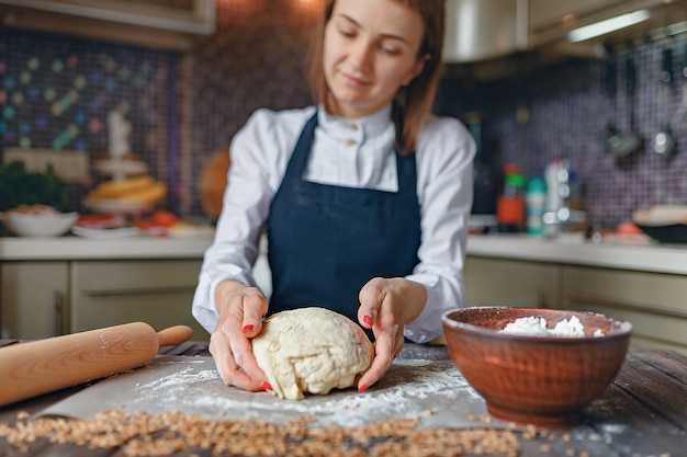 Raccolto donna che cucina in grembiule