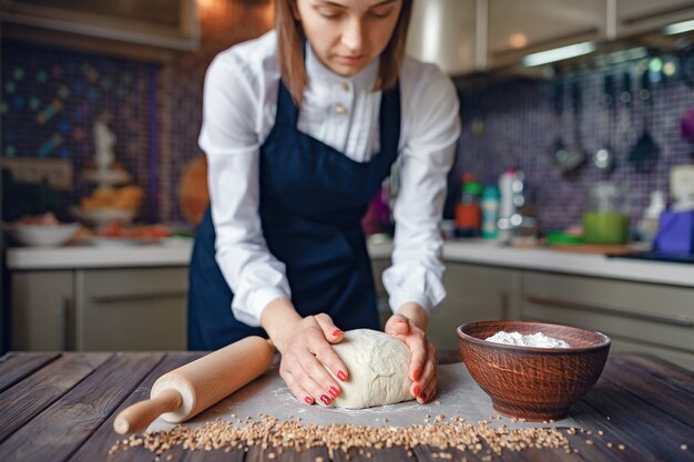 Raccolto donna che cucina in grembiule