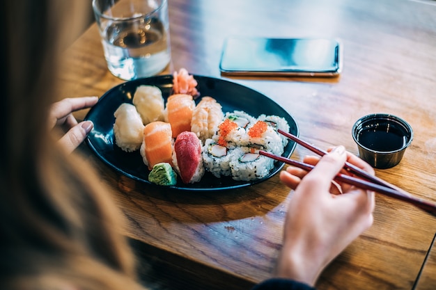 寿司を食べる女