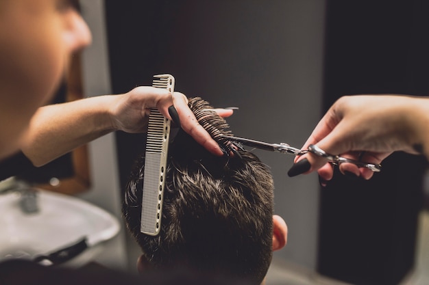 Foto ritaglia il taglio di capelli alla donna