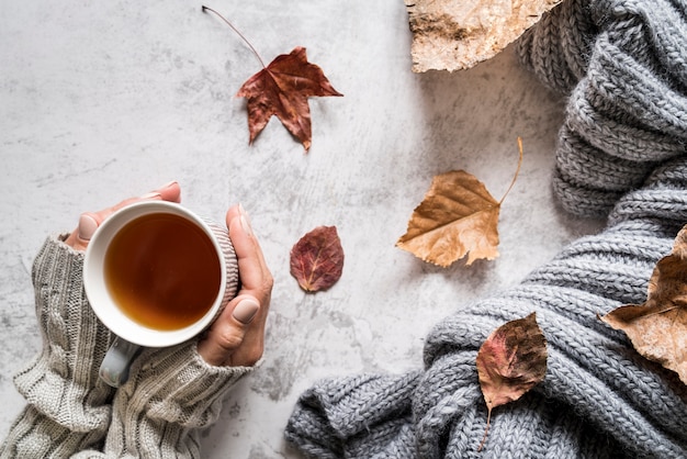 Foto raccolto donna con una tazza di tè caldo