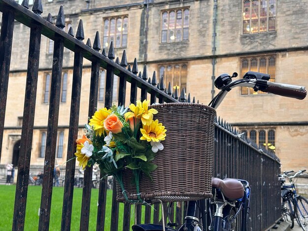 写真 ヴィンテージの自転車のバスケットに小さな花束をクロップアップした