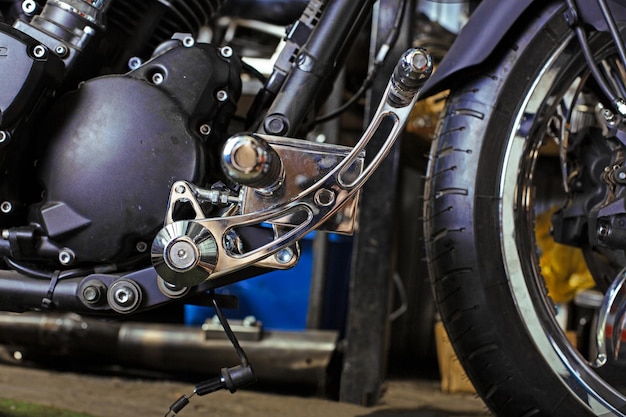 Foto inquadratura ravvicinata ritagliata di una bellissima motocicletta su misura in officina