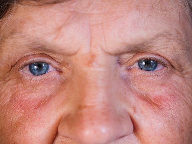 Foto gli occhi tagliati di un uomo anziano