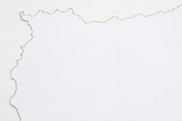 Foto disposizione piatta ritagliata di carta bruciata su superficie bianca design del manoscritto vuoto sfondo astratto copia spazio