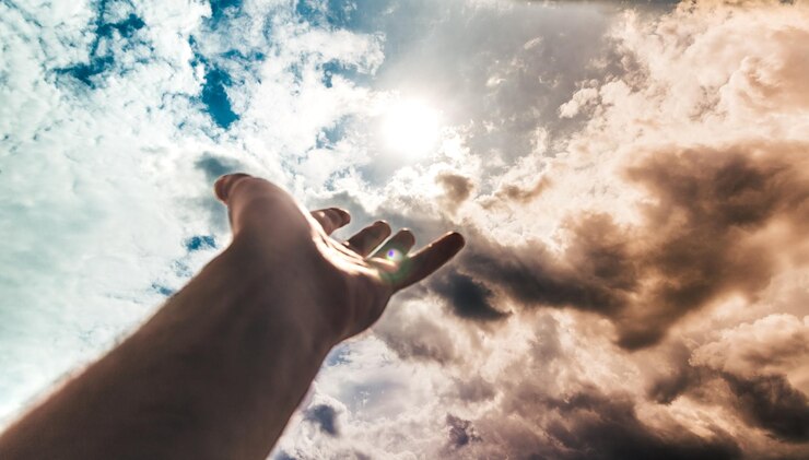 Photo った手を雲の空に