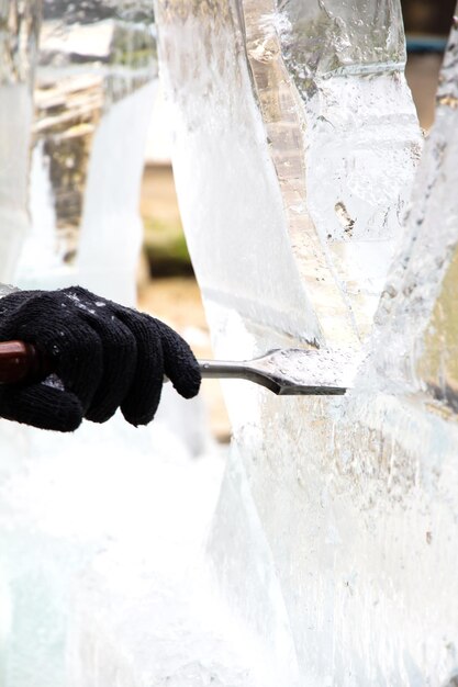 写真 切断された手で氷を割る