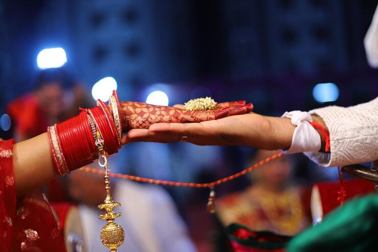 Photo cropped hand of bridegroom during wedding ceremony