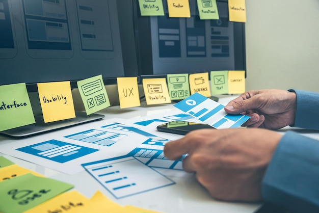 Photo cropped hand of businessman holding paperwork on desk in office