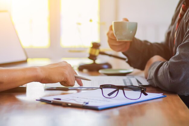 Photo cropped hand of businessman sitting with coworker in office