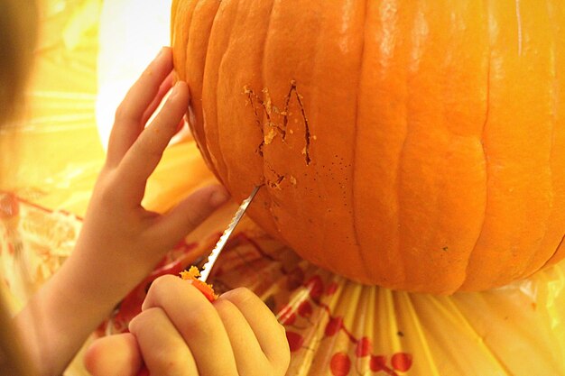 Foto intaglio a mano tagliato sulla zucca