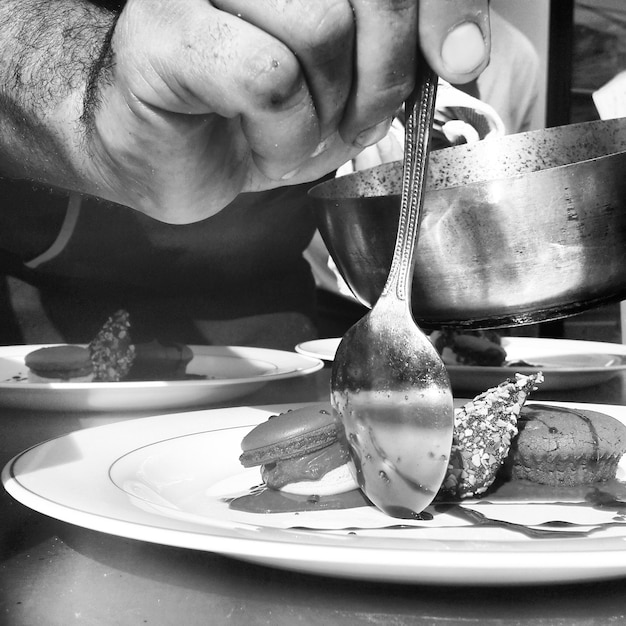 Foto macaroni tagliati a mano con il cucchiaio