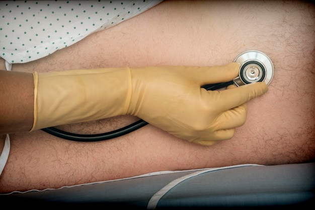 Photo cropped hand of doctor checking patient