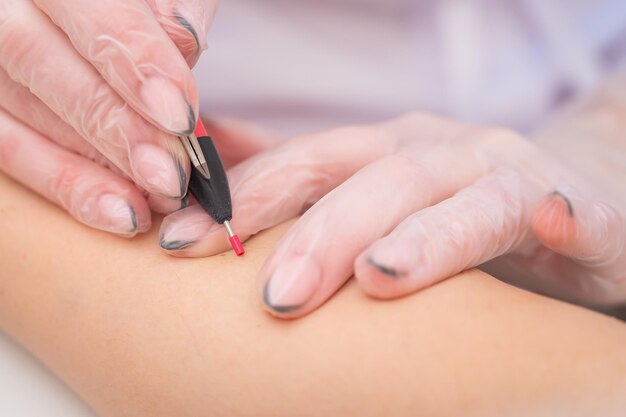 Foto mano tagliata del medico che esamina il paziente