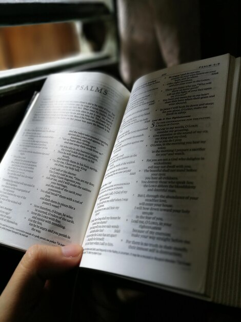 Foto libro di tenuta a mano tagliato