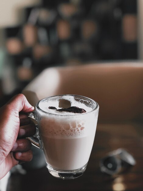 Photo cropped hand holding coffee cup