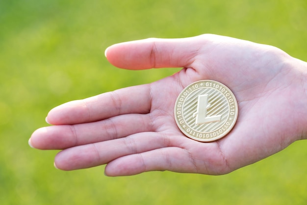 Photo cropped hand holding coin