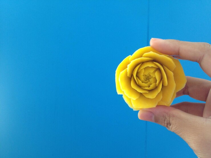 Фотография рука, держащая цветочное произведение искусства