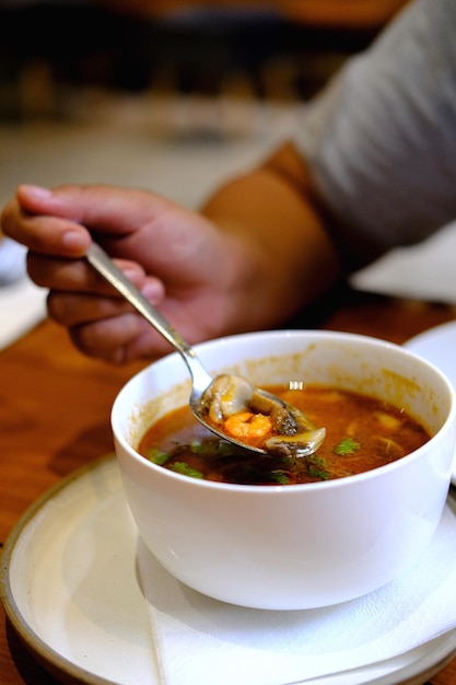 Foto mano tagliata che tiene il cibo sulla tavola