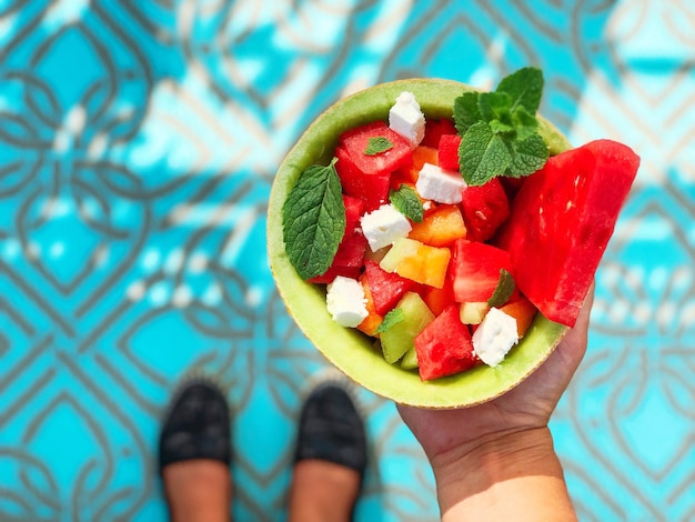 Foto salata di frutta a mano tagliata