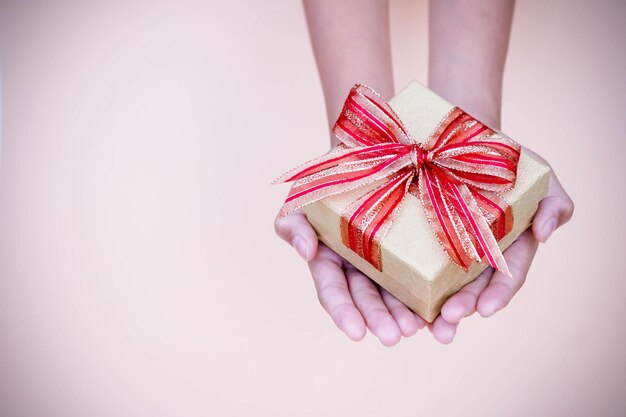 Foto scatola regalo tagliata a mano su sfondo colorato