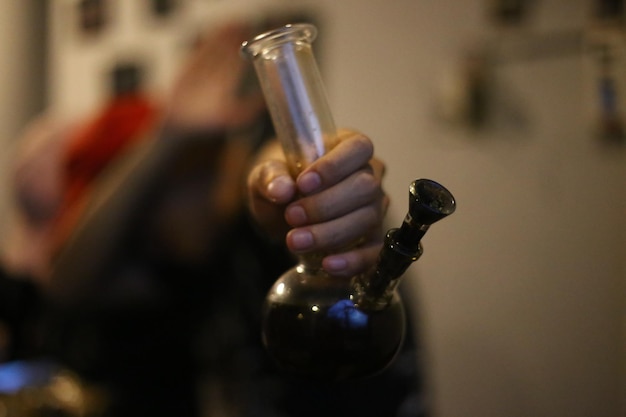 Photo cropped hand holding hookah