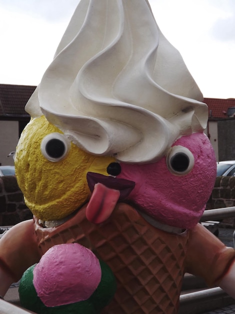 Фото Рука, держащая кончик мороженого