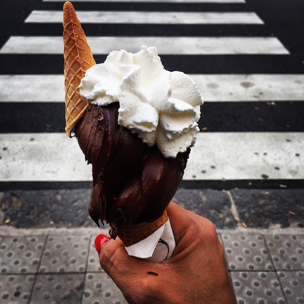 Photo cropped hand holding ice cream