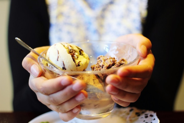 Photo cropped hand holding ice cream