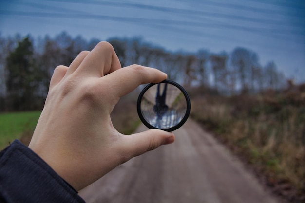 Foto lenti di tenuta a mano tagliate all'aperto