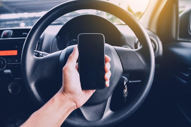車の中で携帯電話を握っている切断された手