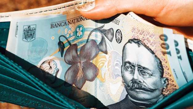 Фото Рука, держащая бумажную валюту